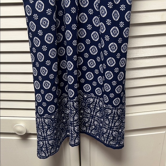 Elegant Navy and White Backless Dress - Picture 8 of 8